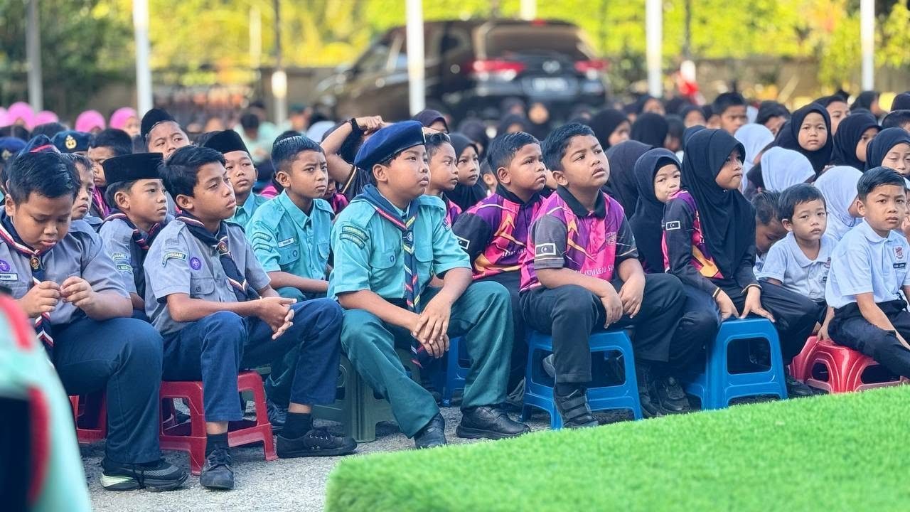 Murid mengikuti program sekolah