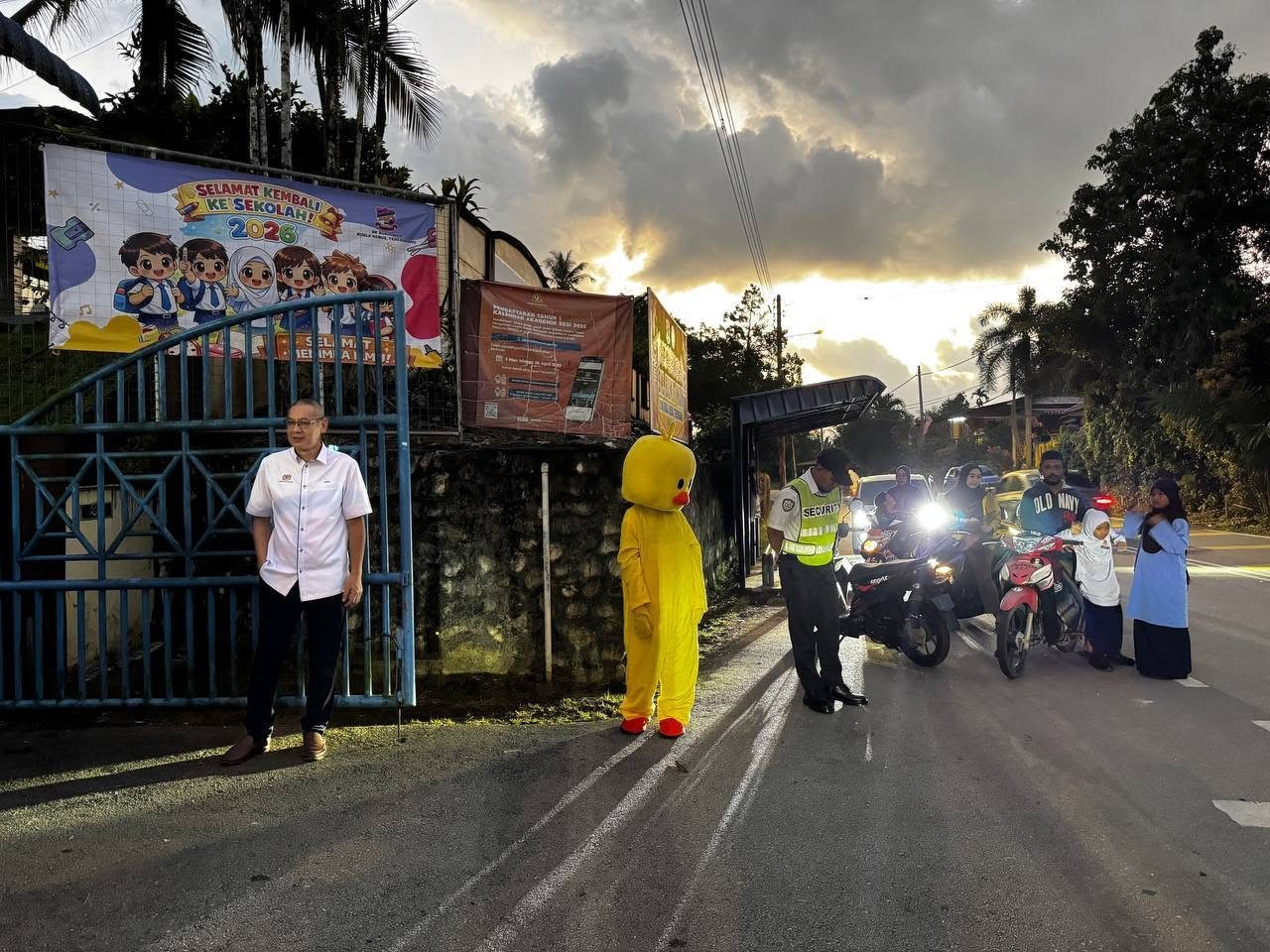 Sambutan murid di pintu masuk sekolah